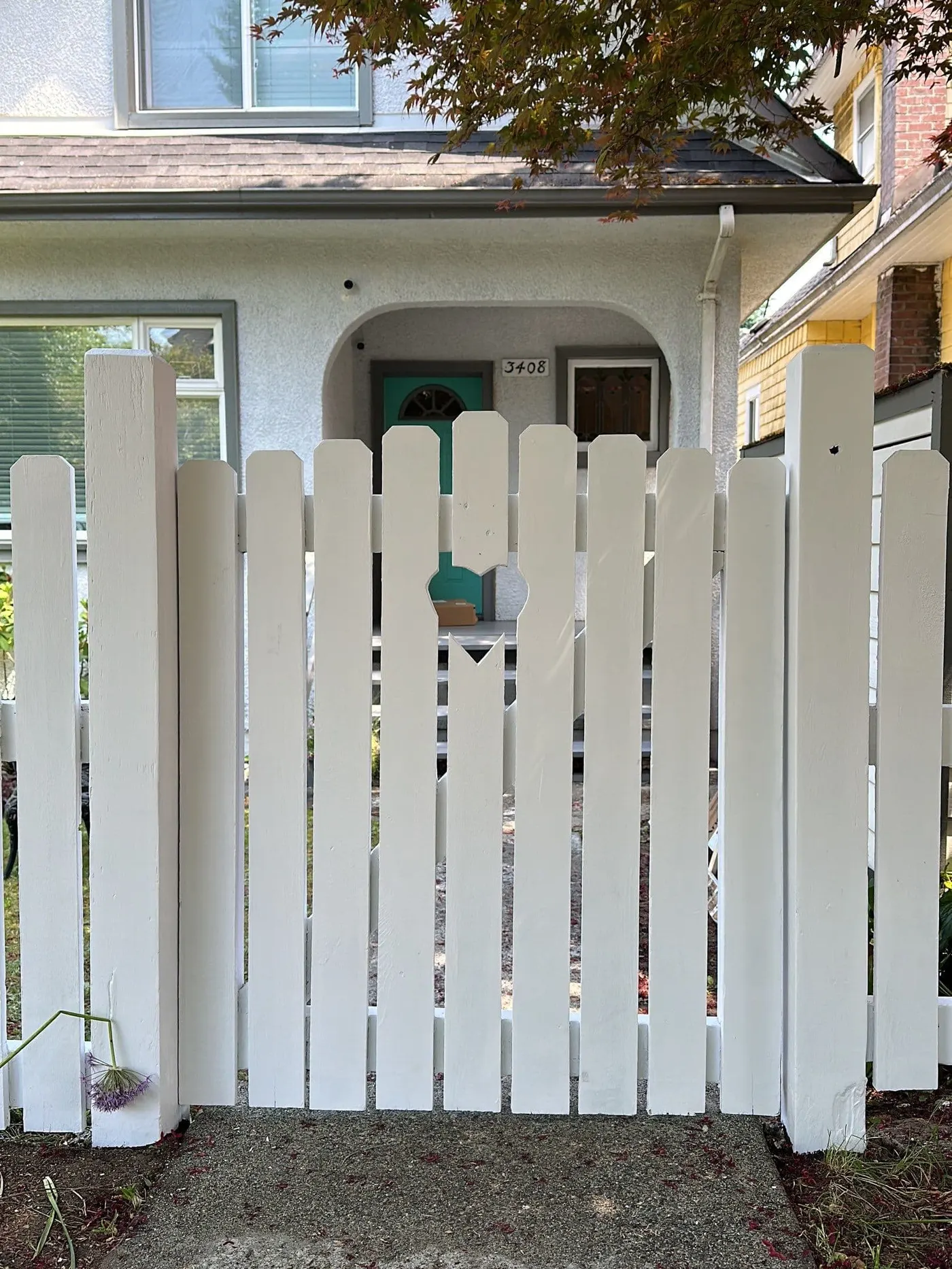 White picket fence with fixed leaning posts and smooth panels