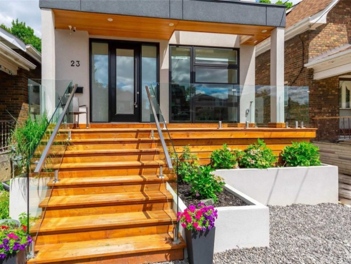 Glass on the used here gives the entry an airy feel and allows you to to fully experience the outside world in a modern house.