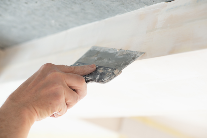 Prepare the wall corner using a putty knife or a screwdriver before to cutting in it